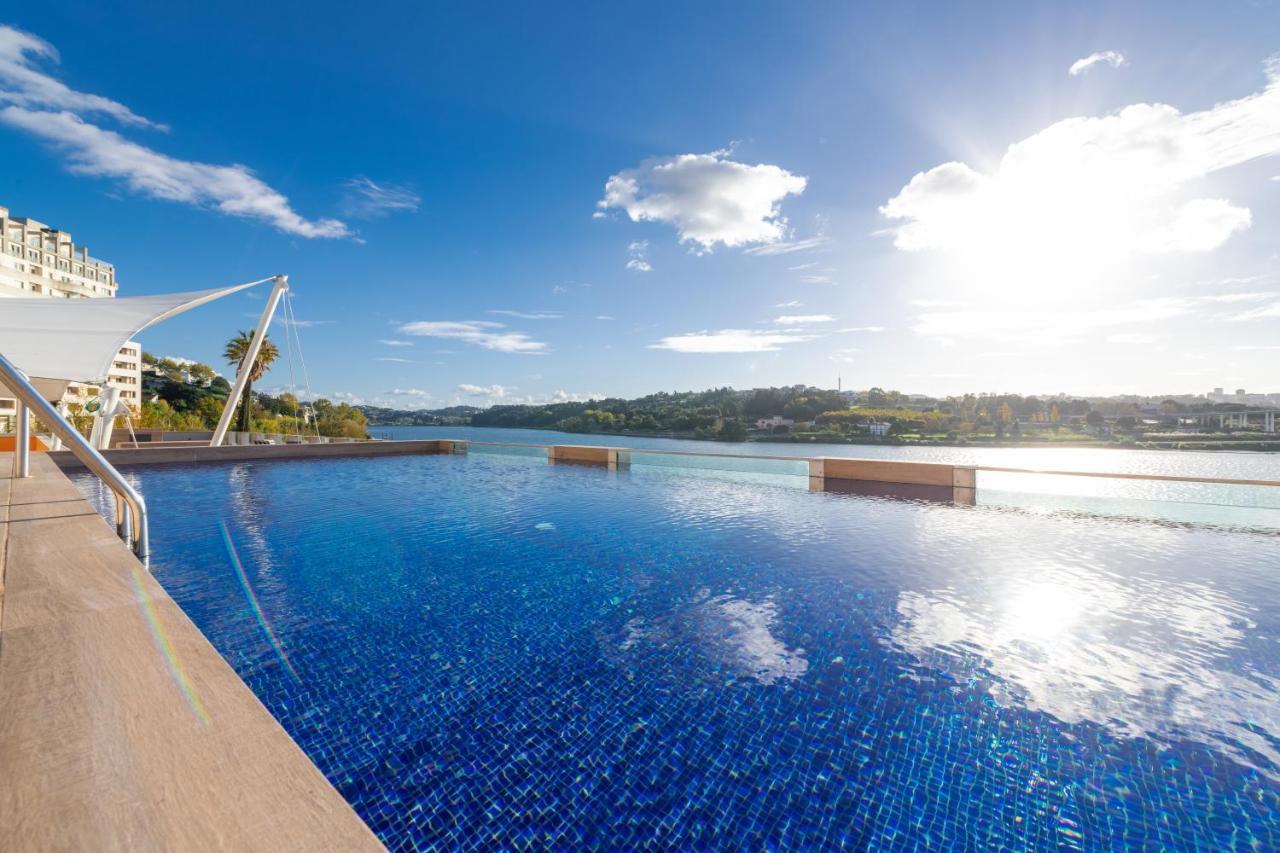 Pestana Douro Riverside - Preferred Hotels & Resorts, Lifestyle Valbom  Kültér fotó Infinity pool at the resort