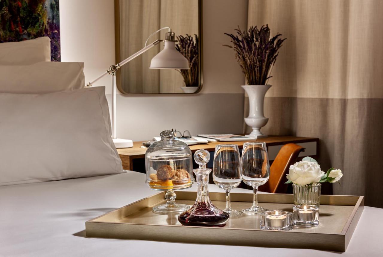 Pestana Douro Riverside - Preferred Hotels & Resorts, Lifestyle Valbom  Kültér fotó A tray with a decanter, wine glasses, and a candle holder