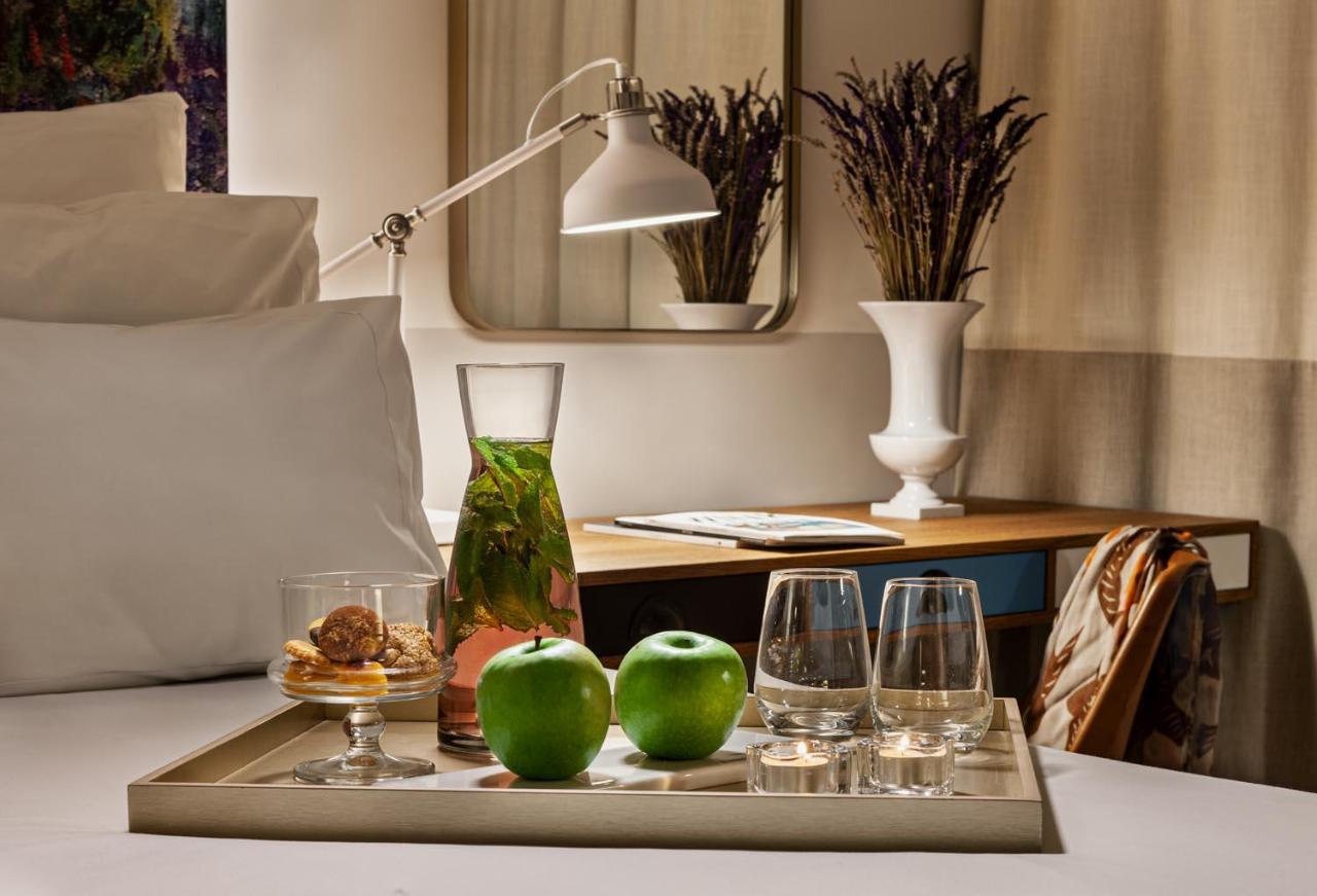 Pestana Douro Riverside - Preferred Hotels & Resorts, Lifestyle Valbom  Kültér fotó A tray with fruit and water